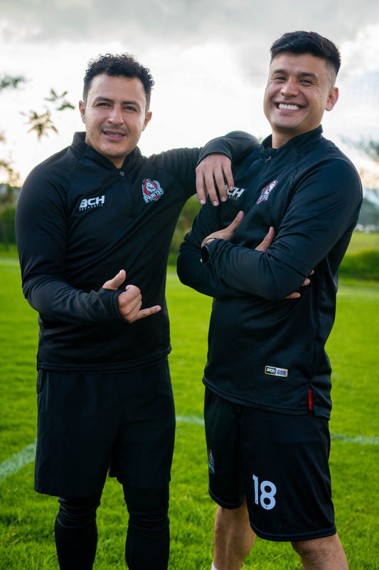 Guayos para césped sintético vs natural ⚽ | ¿Cuál es mejor para ti?